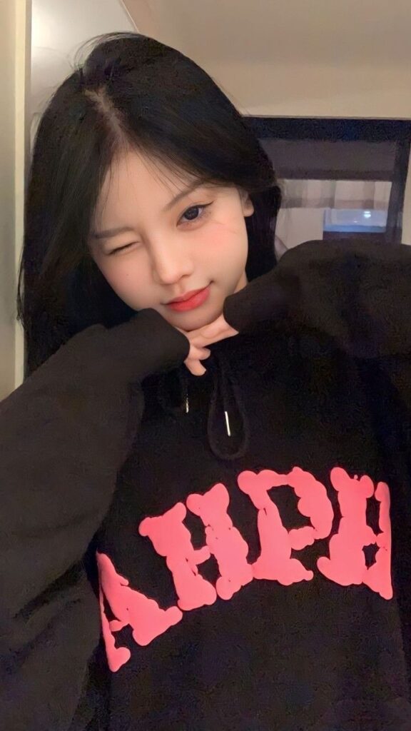 Cute Korean girl dp hidden face