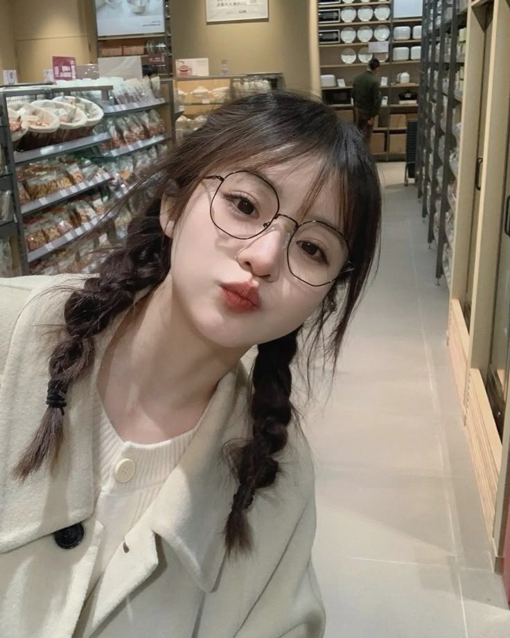 Cute Korean girl profile picture